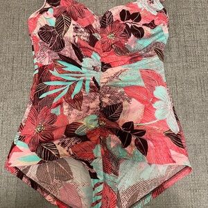 Vintage Le Cove Swimsuit size 20
Excellent Condition!!